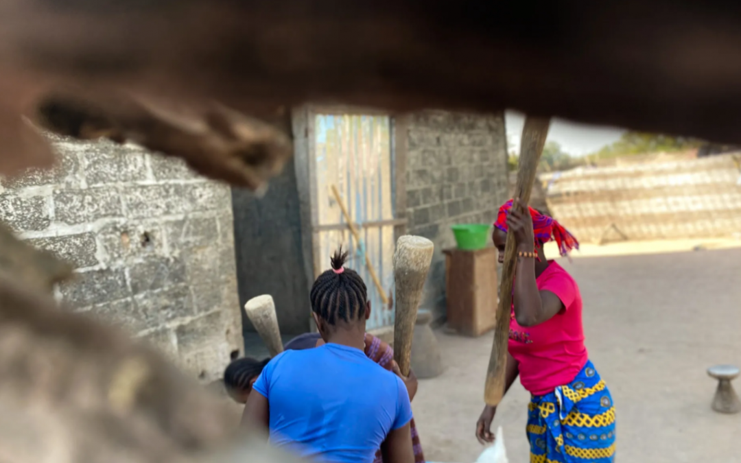 Mujeres preparando Ceebu jen, un plato típico de Senegal que se elabora en los días de fiesta | FOTO cedida por Adama Balde